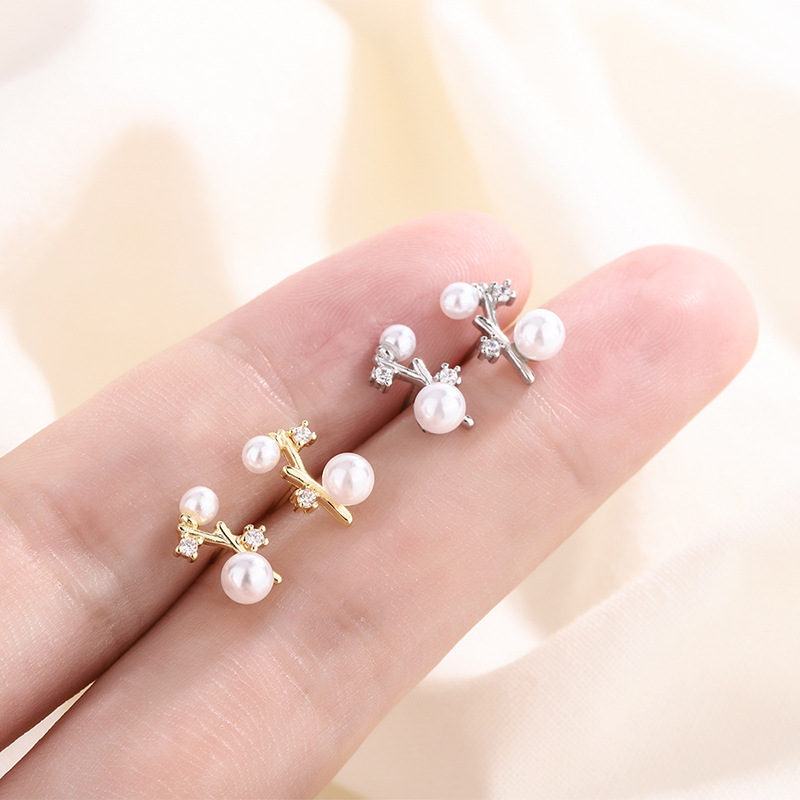 Fashion Geometric Copper Inlay Artificial Pearls Zircon Ear Studs 1 Pair display picture 1