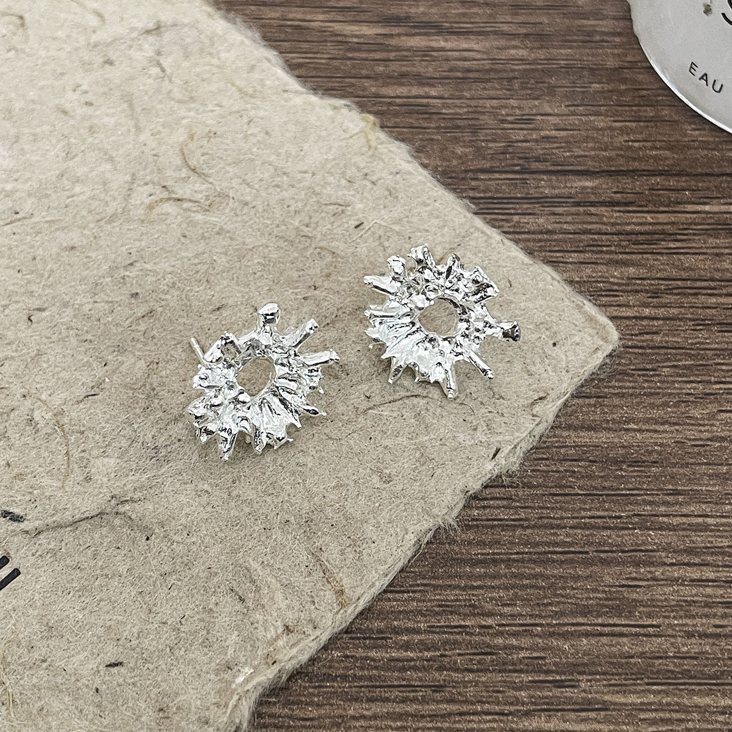 Pendientes de aro lisos para mujer, lujo ligero, pendientes de alta gama, pendientes populares, aretes de diseño exclusivo, aretes de otoño e invierno al por mayor