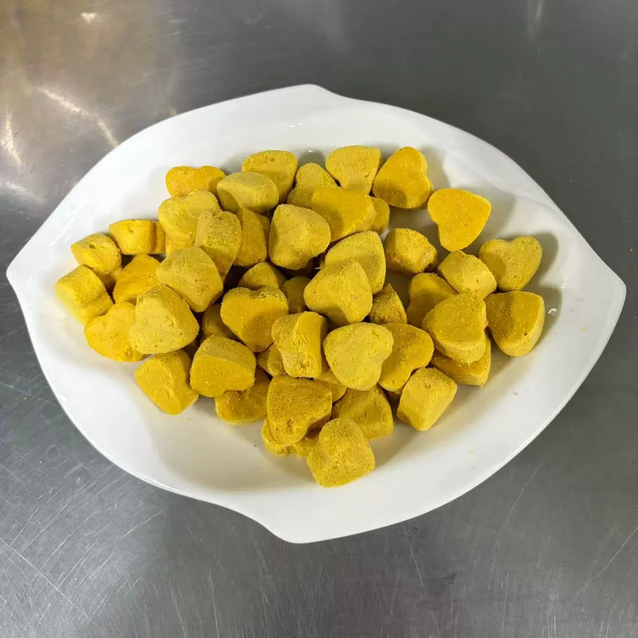 Закуски для домашних животных Ледяная сушеная кошачья трава Козье молоко Кошачья трава Торт Перепелиные яйца Кошачьи закуски для собак в форме сердца Производитель оптом