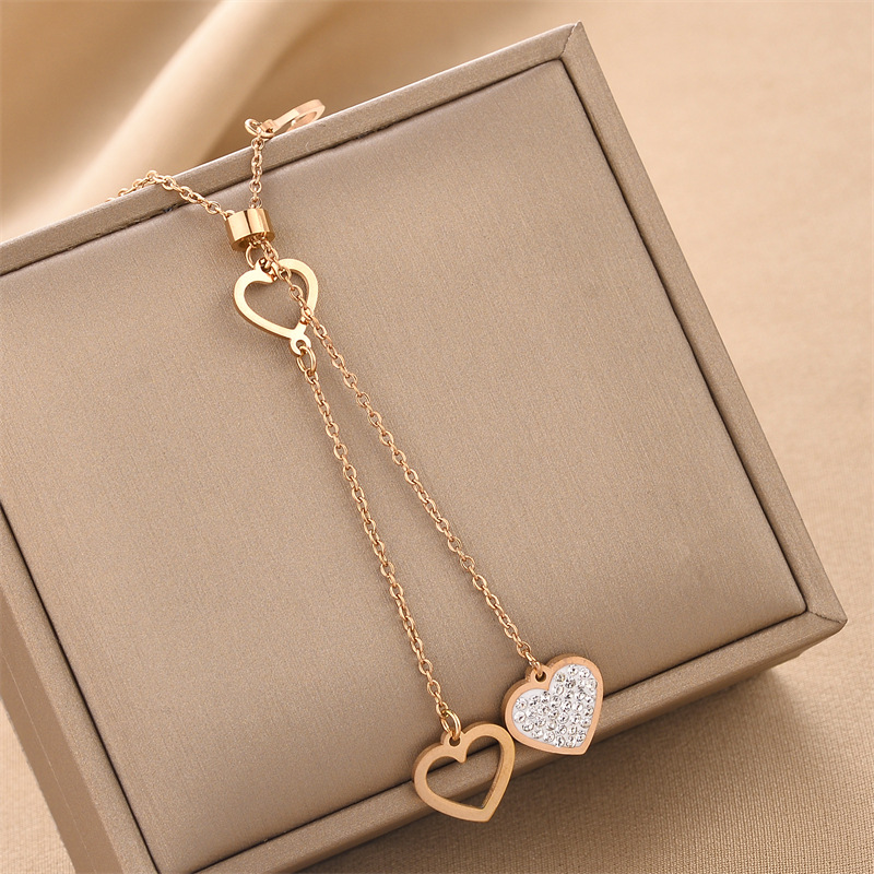 Collar de acero de titanio para mujeres simple y versátil estilo ligero de lujo nicho diseño de alta calidad no decoloración joyería de cadena de clavícula al por mayor