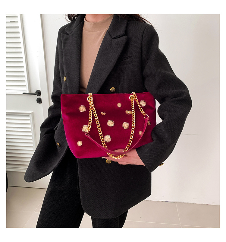 High-end and personalized hardware single-shoulder bag for women, new autumn 2024 collection, velvet chain handbag, stylish tote bag undefined