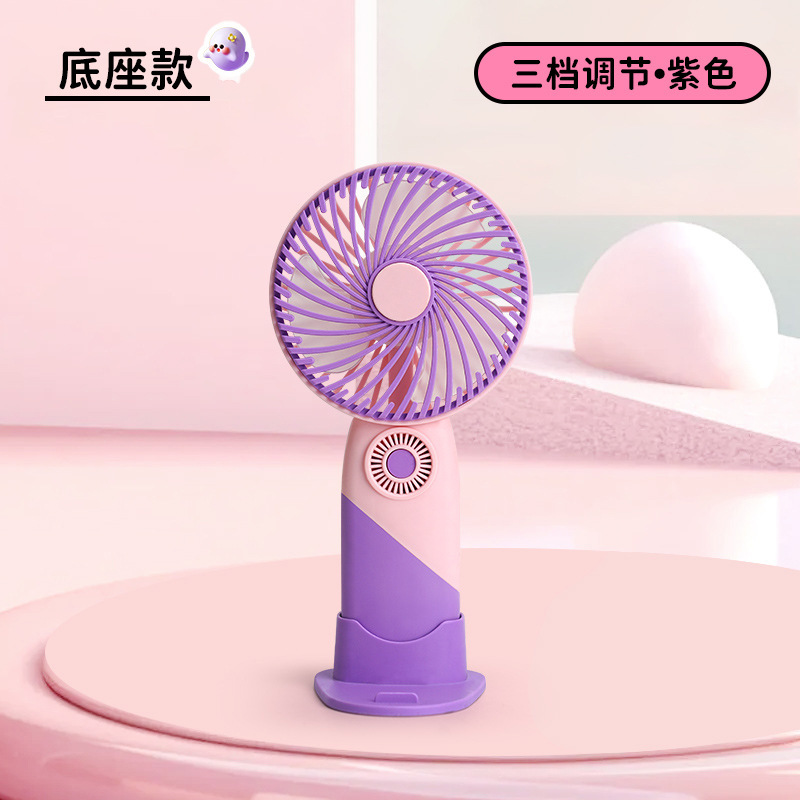 小型扇風機usbミニ扇風機を持って充電します。学生寮の手は携帯型のデスクトップを持っています。|undefined