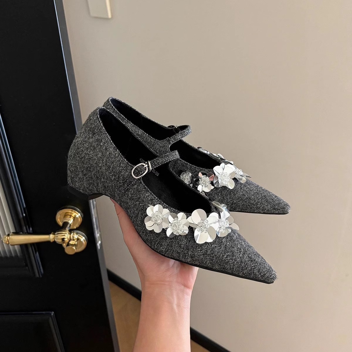 Gray single shoes