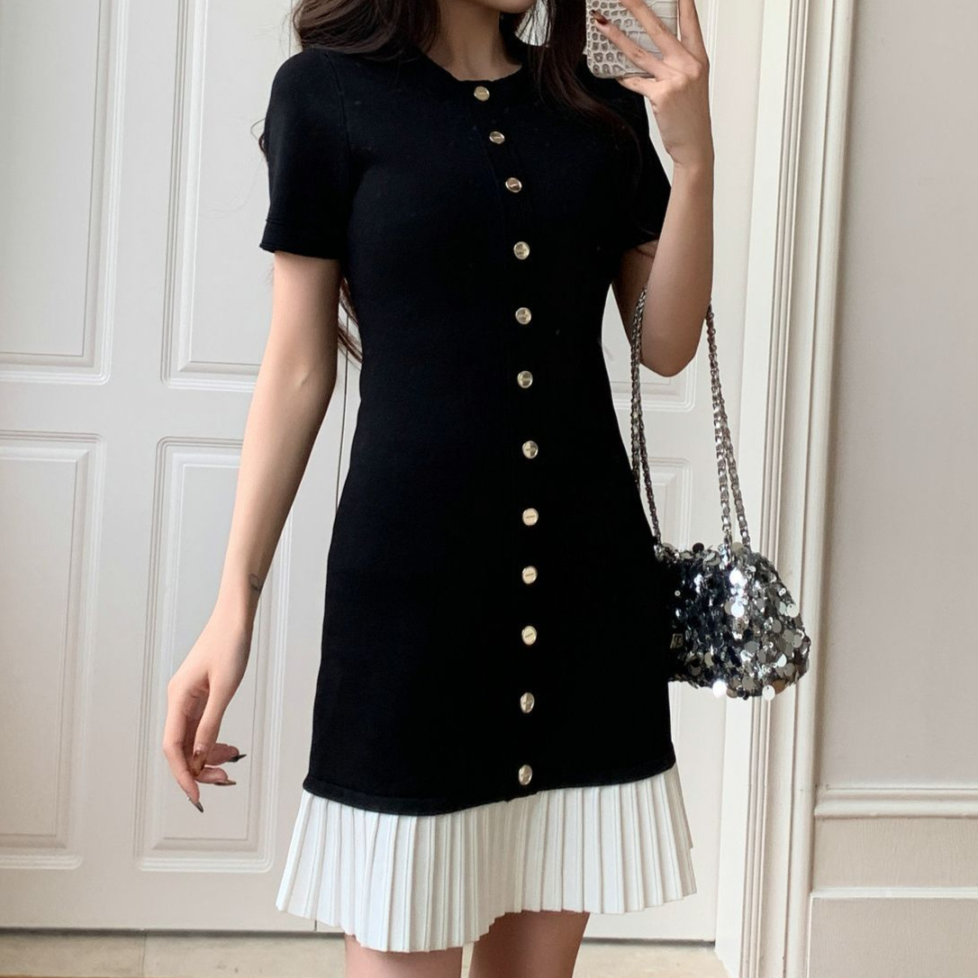 French-Style Light Luxury Black and White Patchwork Dress with Metal Buttons, Short Sleeves, High Waist, Slimming Effect, Ruffled Edges, and a Chanel-Inspired Style