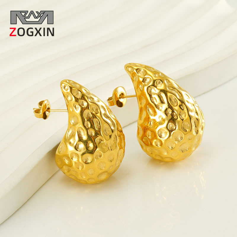 Diseño de gama alta sentido 18K oro Acero inoxidable gota de agua martillado pendientes mujer estilo europeo y americano INS titanio acero pendientes al por mayor