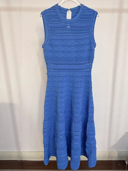 Spring solid color elegant knitted dress with sleeves with a round…