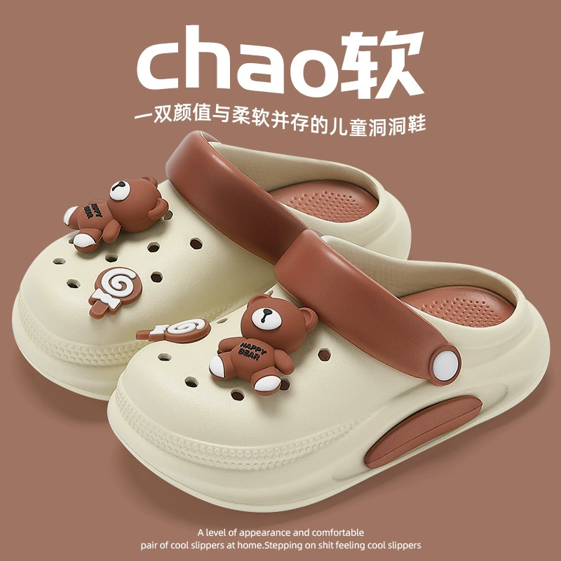 Детские сандалии ступают на фекалии