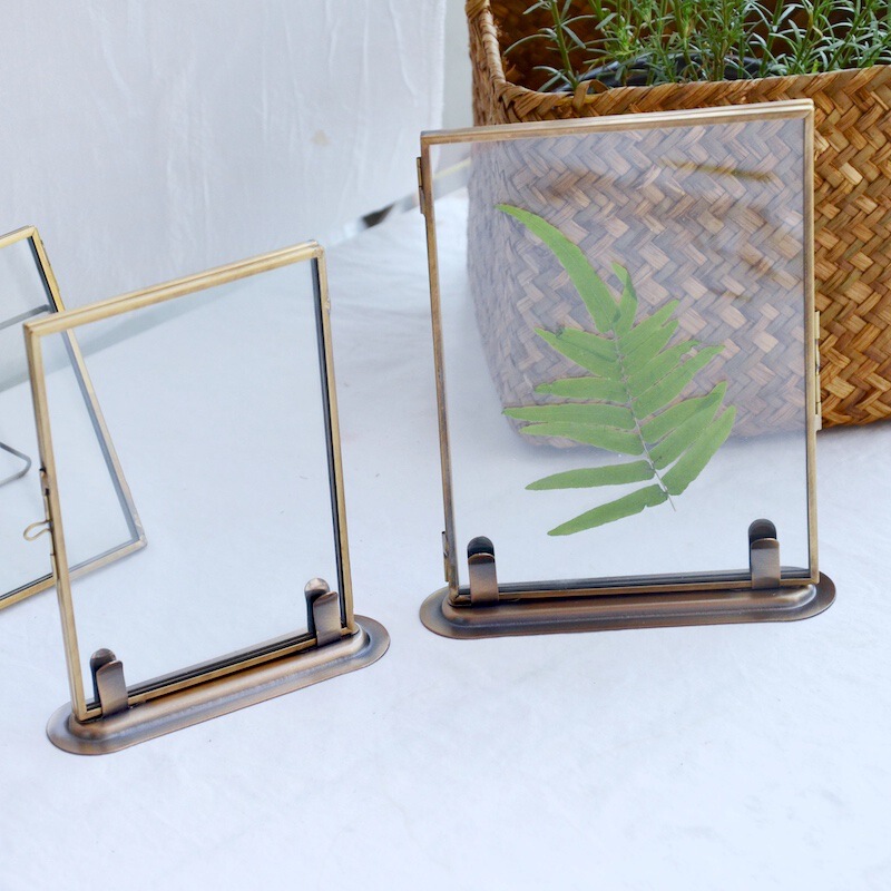 Handmade Retro Glass Photo Frame Plant Dried Flower Specimen Display Frame Glass Clip Brass Color with Base European Style Table Handmade Retro Glass Photo Frame Plant Dried Flower Specimen Display Frame Glass Clip Brass Color with Base European Style Table