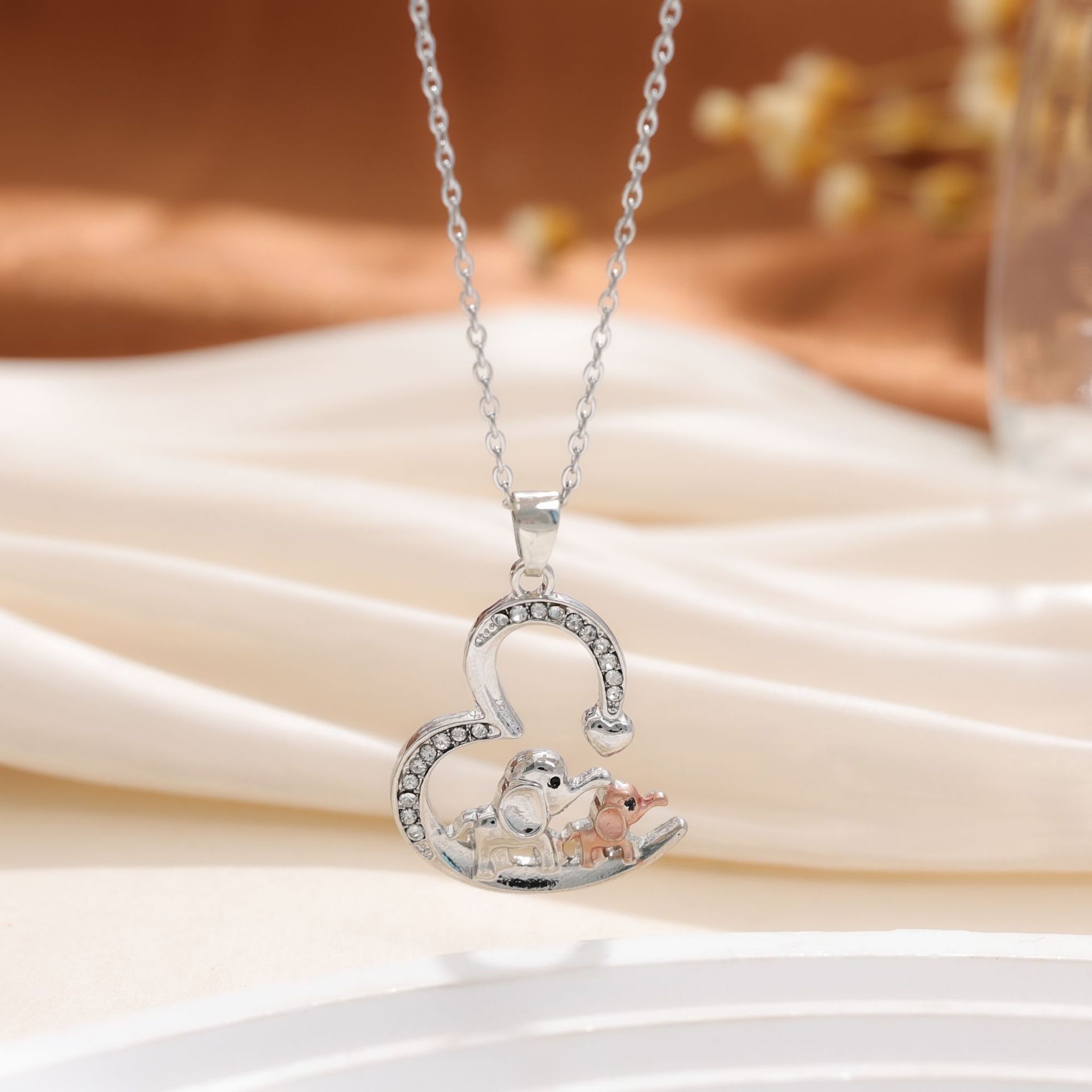 Venta caliente transfronteriza europea y americana colgante de amor de diamantes coloridos en forma de corazón collar de mujer collar de unicornio regalo del día de la madre