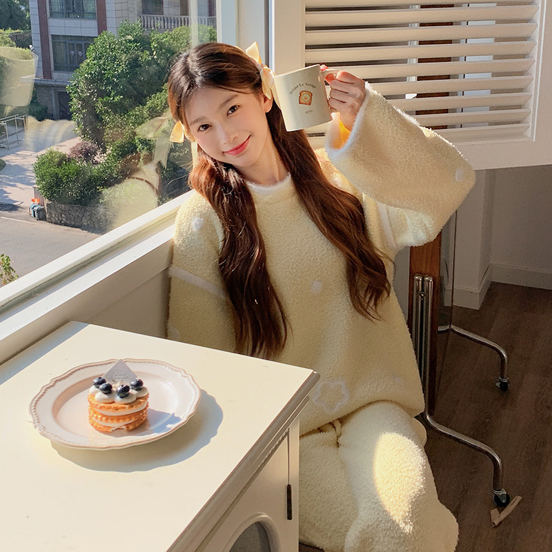 Imitation Mink Velvet Pajamas for Women in Autumn and Winter, Cute and Sweet Flower Circles, Fleece-Lined, Thickeneded and Warm Mink Knitted Home Clothes