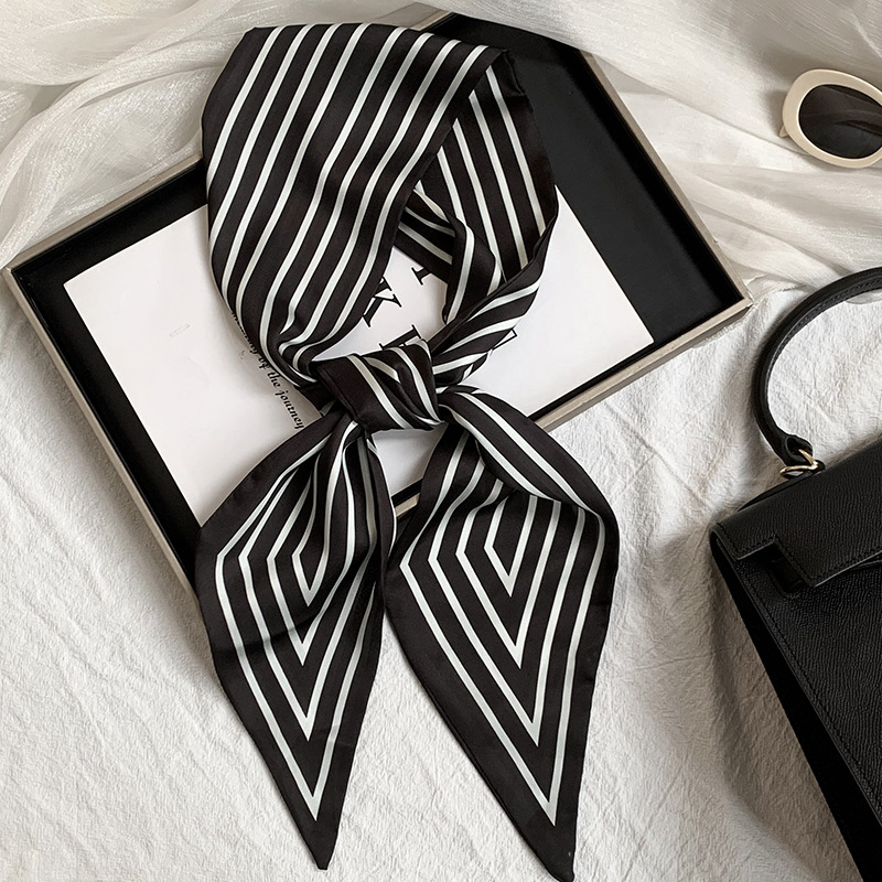 Rayas negras hacia atrás