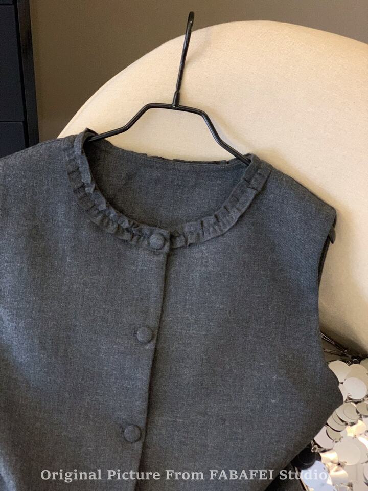 Áo gile nữ không tay cổ tròn viền bèo nhún phối cúc, dáng cardigan dài 50–65 cm — màu xám chi tiết 6