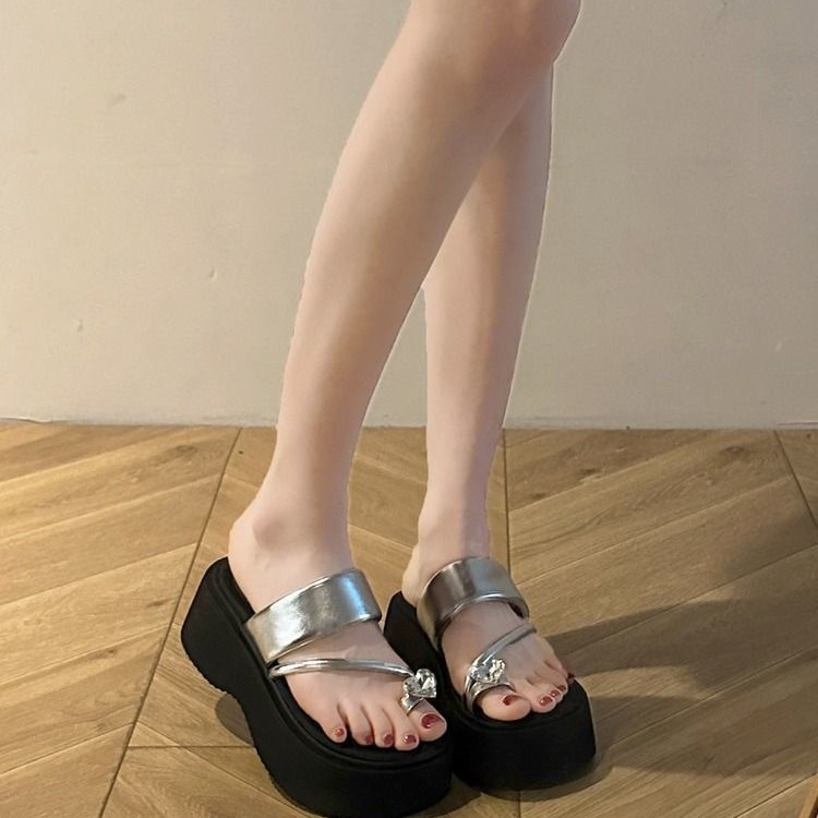 Zapatillas de diamante plateado de alta calidad 2026 nuevas zapatillas de verano con dedos pequeños aumentan la altura de los zapatos de playa