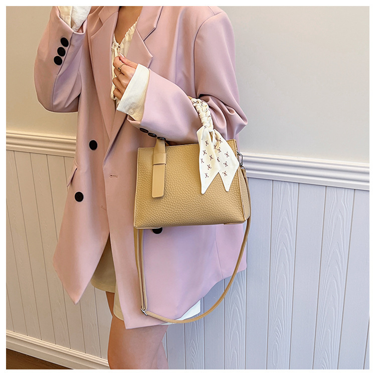 Women's Medium Pu Leather Solid Color Basic Vintage Style Zipper Crossbody Bag display picture 36
