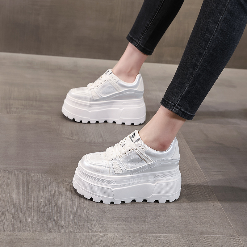 Giày sneaker nữ đế dày độn cao bên trong, phong cách thời trang dáng nhỏ — Màu vàng sâm panh