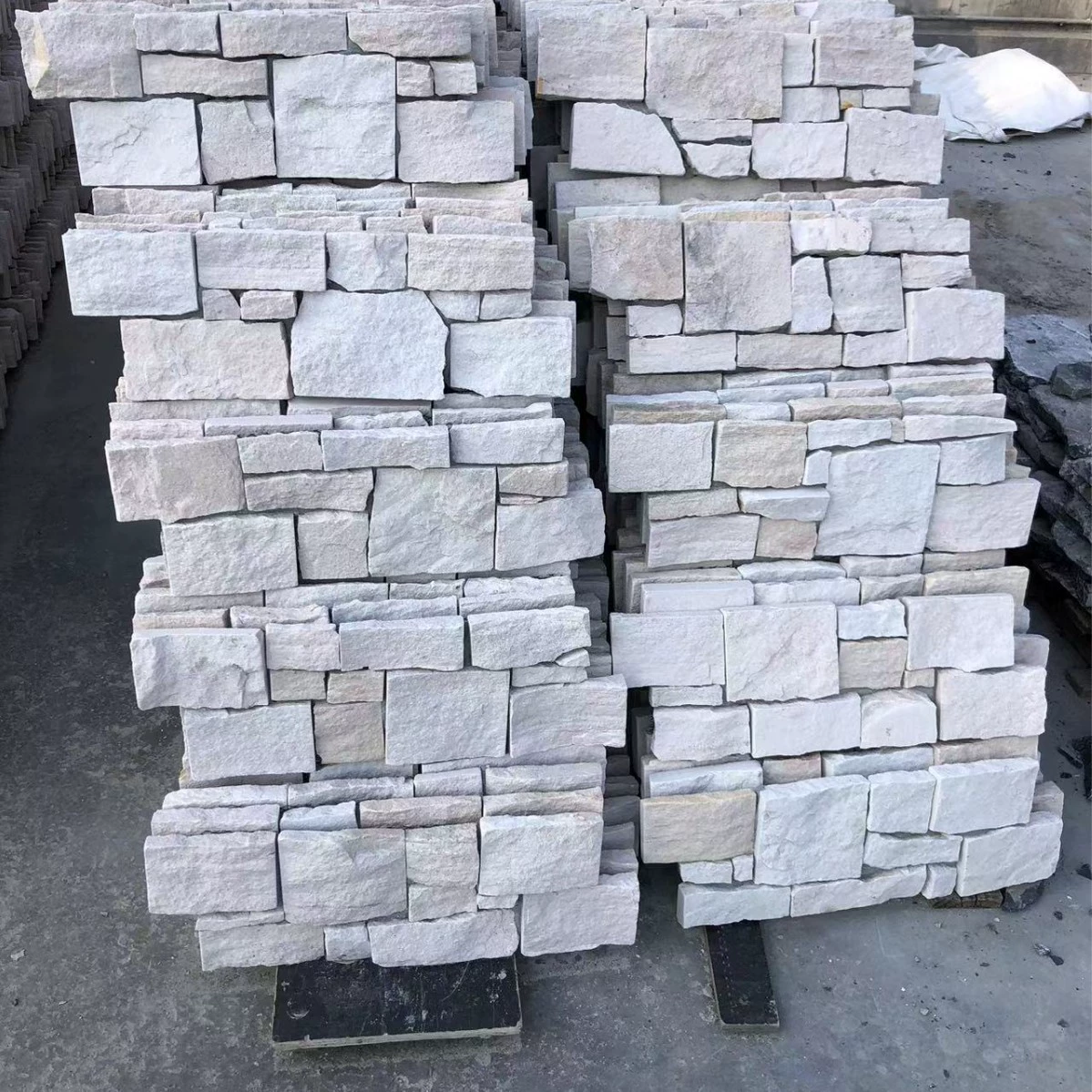 [Нерегулярный каменный домик-отель ]