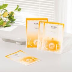 春の日に信維VC美白塗装式マスクに来て、水を補って保湿します。