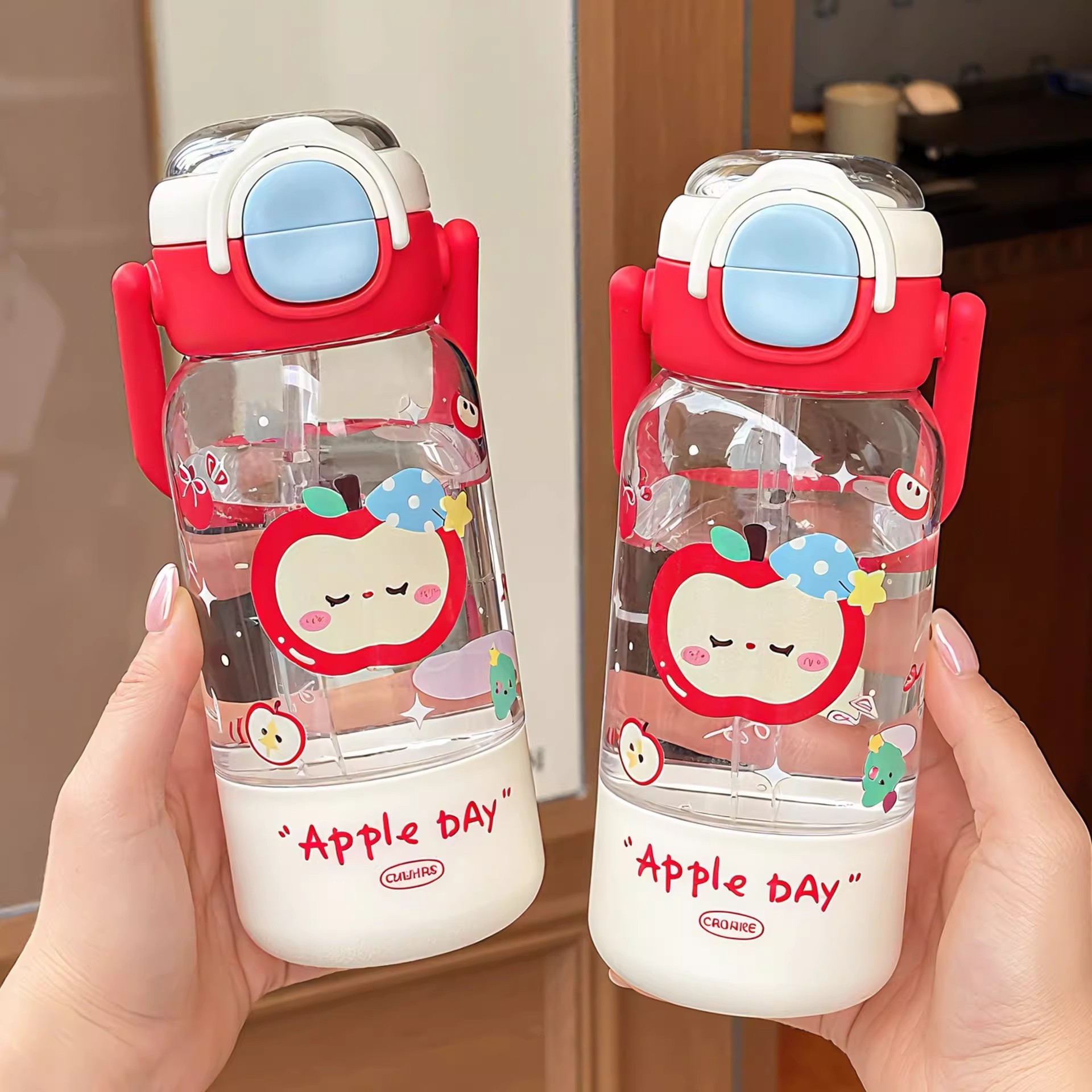 Taza de agua original de manzana roja para mujeres 2026 nueva taza de alto valor de mano de verano anti-caída taza de paja portátil para niños