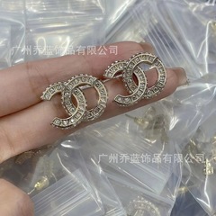 女性用のハイエディションの香家ダブルCダイヤモンドスクエアイヤリング、甘くてファッショナブルなフルダイヤモンドイヤリング、卸売と配送