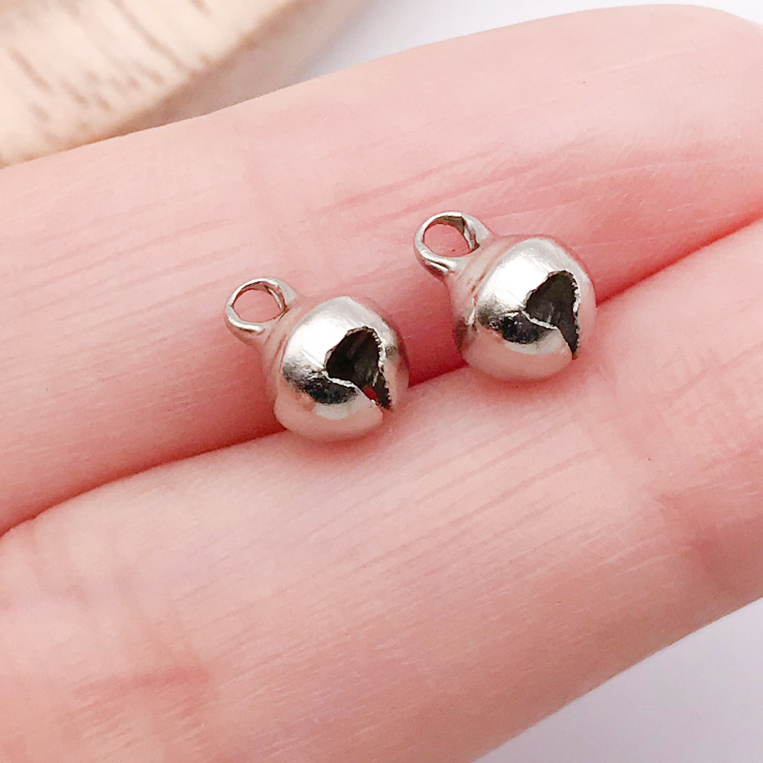 Fábrica al por mayor DIY joyería material hecho a mano vintage accesorios teléfono móvil colgante jingdang palabra campana 1