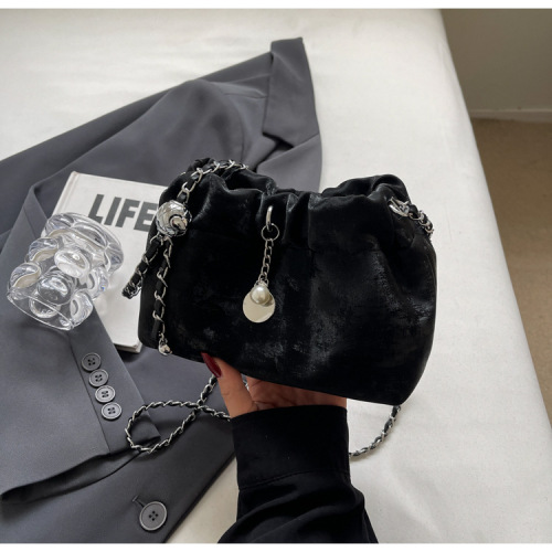 2024 New Women's Niche Luxury Velvet Cloud Bag Chain Crossbody Bag Fashion Versatile Shoulder Water Bucket Bag