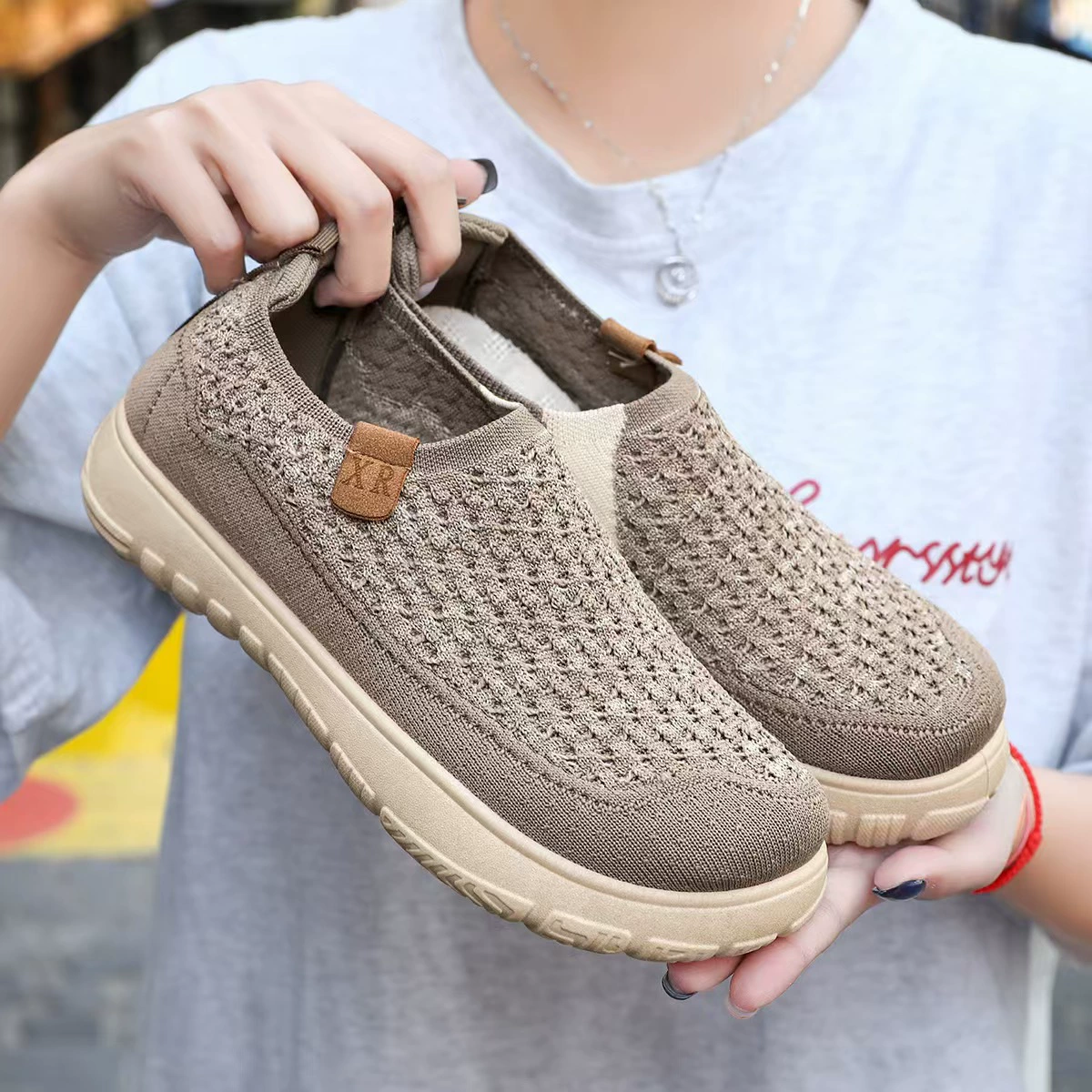2025 весна и осень новая старая пекинская тканая обувь дышащая одиночная обувь нескользящая мягкая подошва легкая женская обувь женская повседневная мама обувь