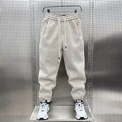 春と秋の新型男性は足を束ねて運動します。