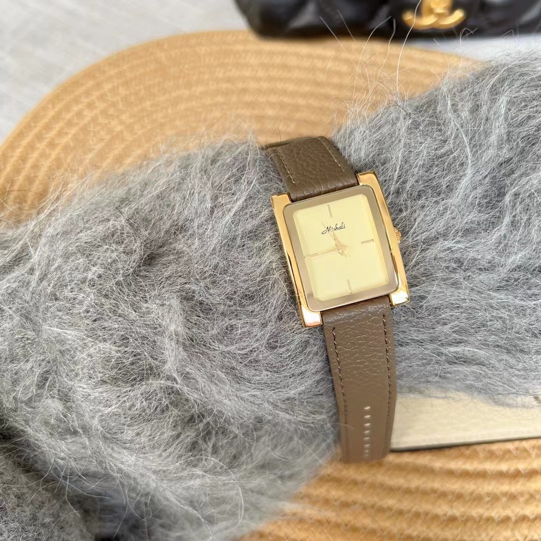 メリッサMishaliの新型銀色の四角形のベルトの腕時計の女性の時計のシンプルな大きい文字板の小さい大衆は金を生放送します。