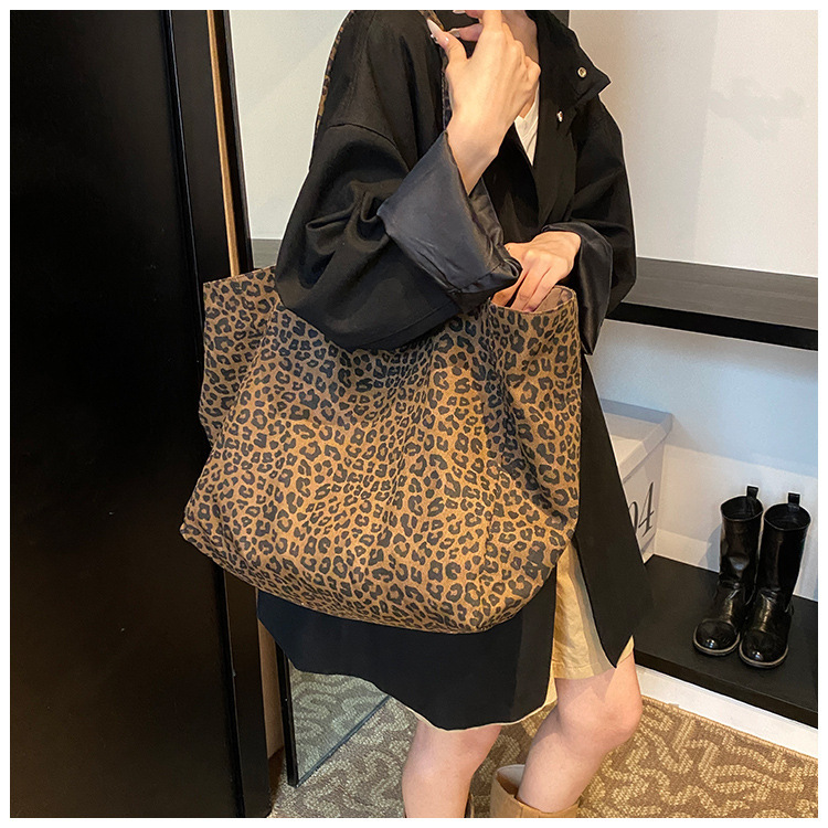 New Leopard Print Large-Capacity Tote Bag for Women 2025 Autumn and Winter Super Popular Canvas Bag Internet Celebrity Mommy Shoulder Bag Shopping Bag