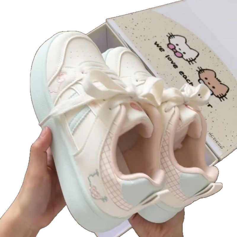 Pequeños zapatos blancos de otoño de 2025 nuevos zapatos de mujer coreanos, zapatos deportivos casuales, zapatos de skate de calle casuales para mujeres