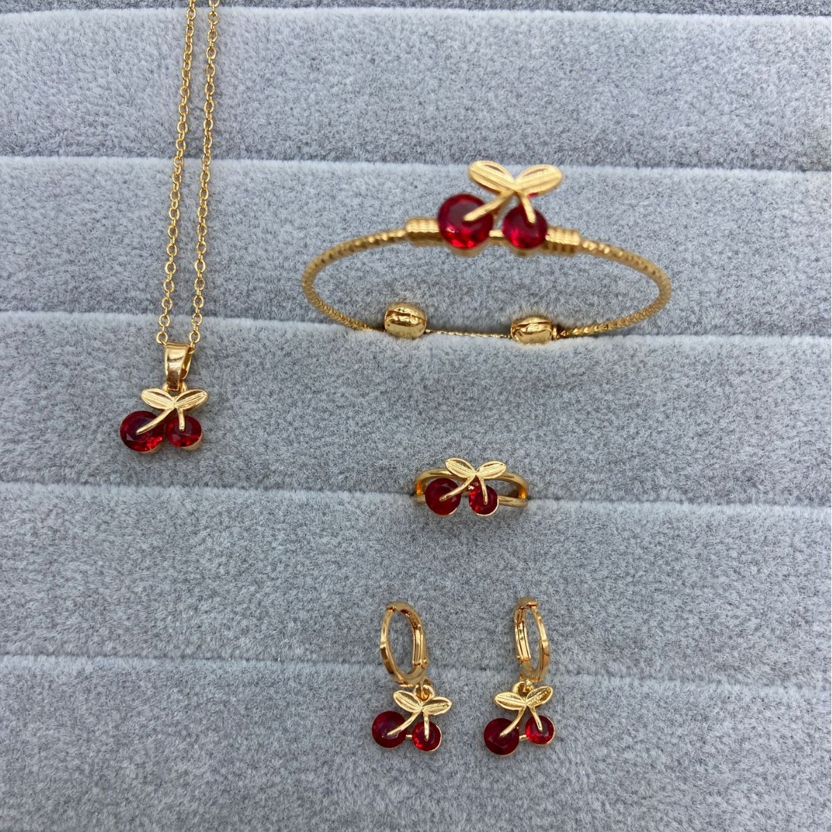 Juegos de joyería para niños series de fruta cereza cobre dorado zircon anillo pendientes brazalete collar joyería conjunto de cuatro piezas