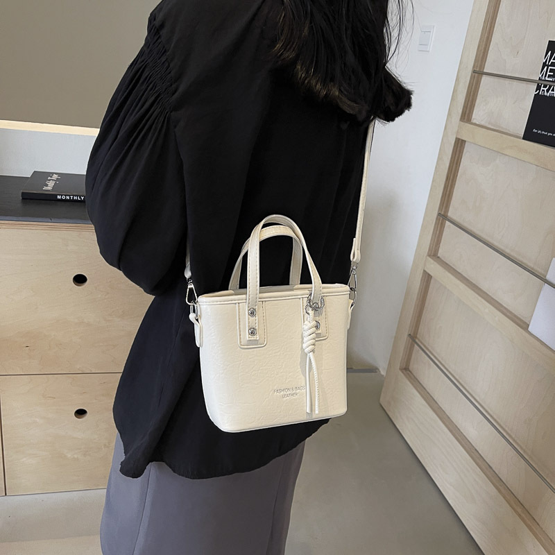 Bolsa de balde plegable de moda extranjera 2024 nueva bolsa de mujer simple bolsa de hombro universal nicho alta sensación de mochila