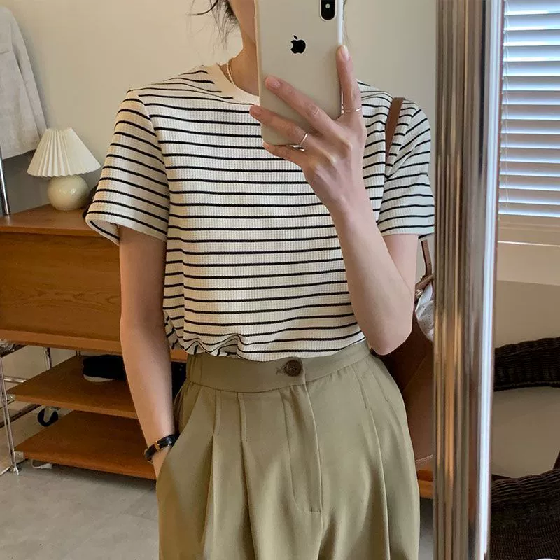 Ретро полосатая футболка с короткими рукавами женская 2023 летний новый дизайн с круглым вырезом нижняя рубашка свободная повседневная