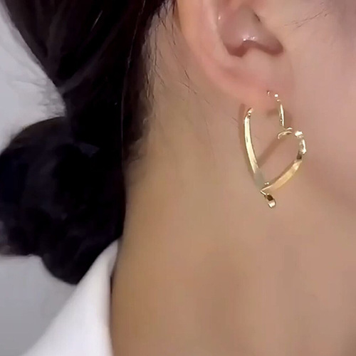 Light luxury niche design Japanese and Korean two-wear fashion earrings new metal light version love heart cross ear clip silver needle