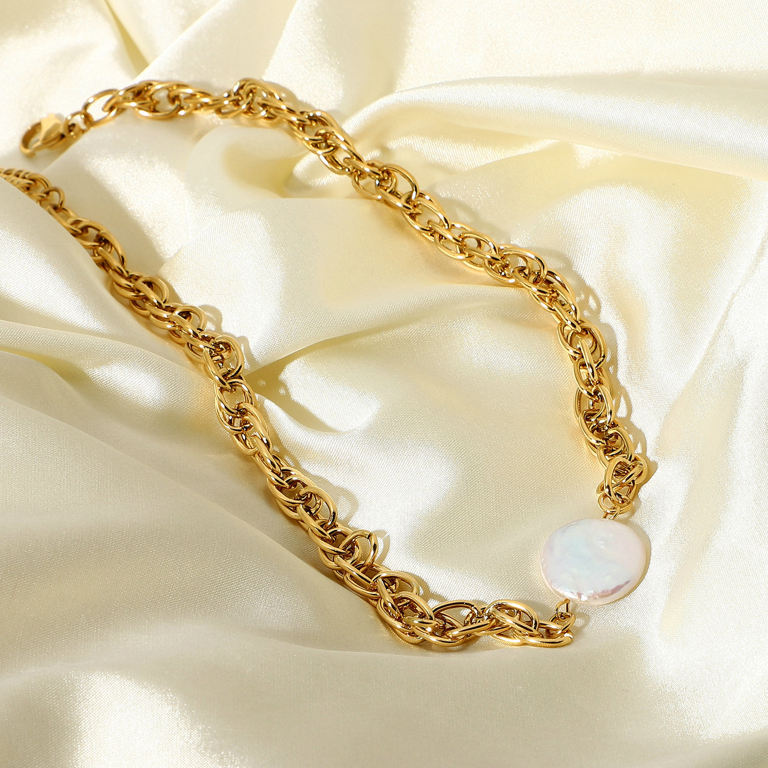 Fashion Gold-plated Stainless Steel Thick Chain Pearl Necklace display picture 4