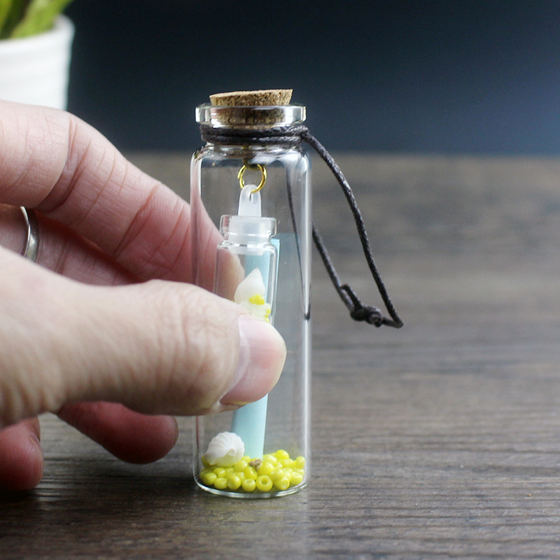 Botella de deseo de piedra triturada con pequeña nota, colgante de botella de vidrio hermoso, tapón de madera miniaturizado a mano, botella de arena