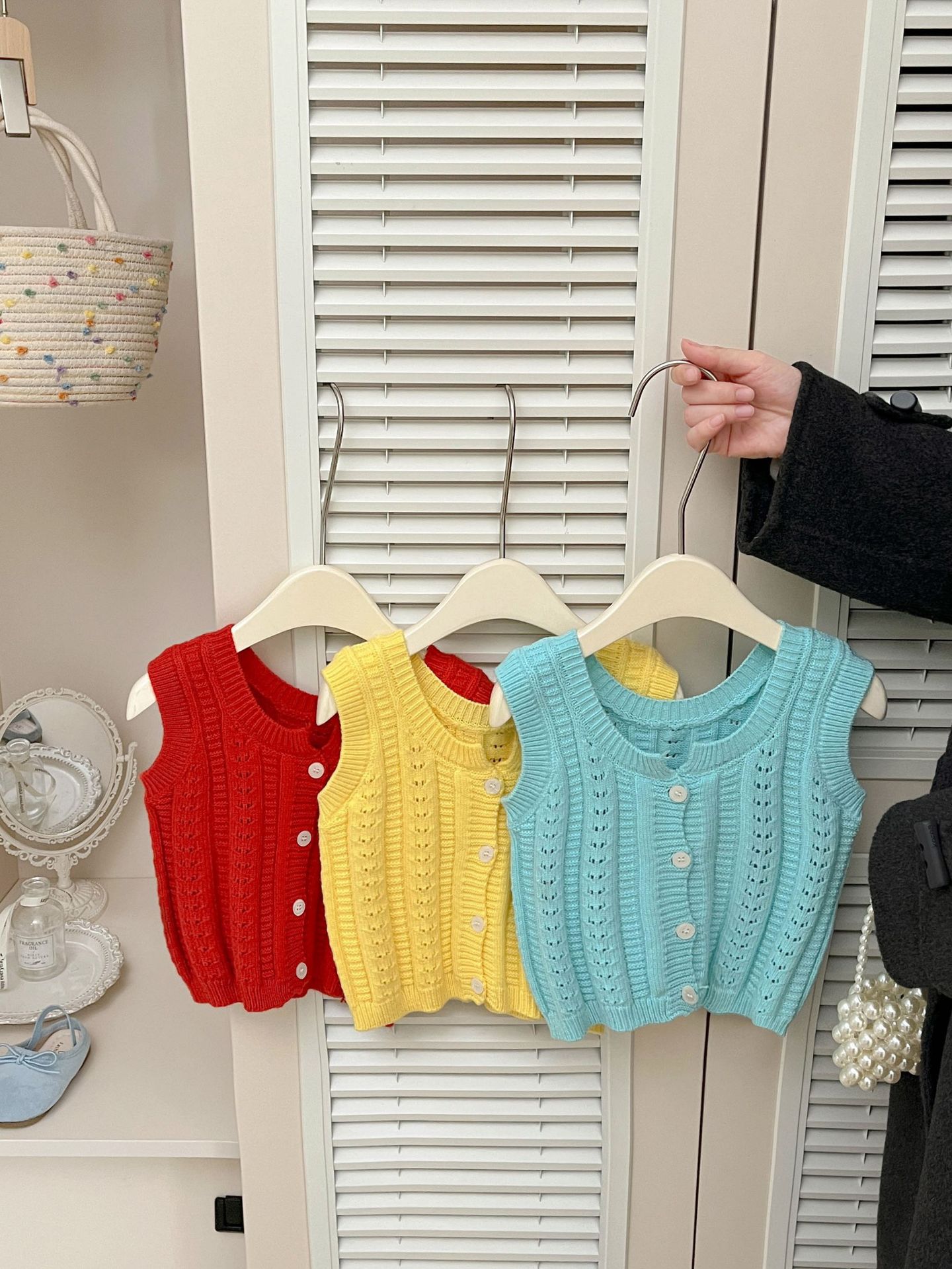 A principios de la primavera, las niñas coreanas usan chaleco de punto 2026 nuevo estilo de estilo extranjero, las niñas de moda llevan un clip de marea.