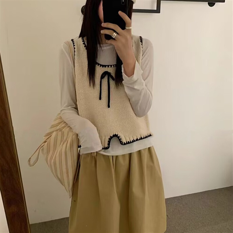 Elegant and gentle style, layered knitted vest with a bow detail, women's sleeveless top, spring 2026 design Elegant and gentle style, layered knitted vest with a bow detail, women's sleeveless top, spring 2026 design