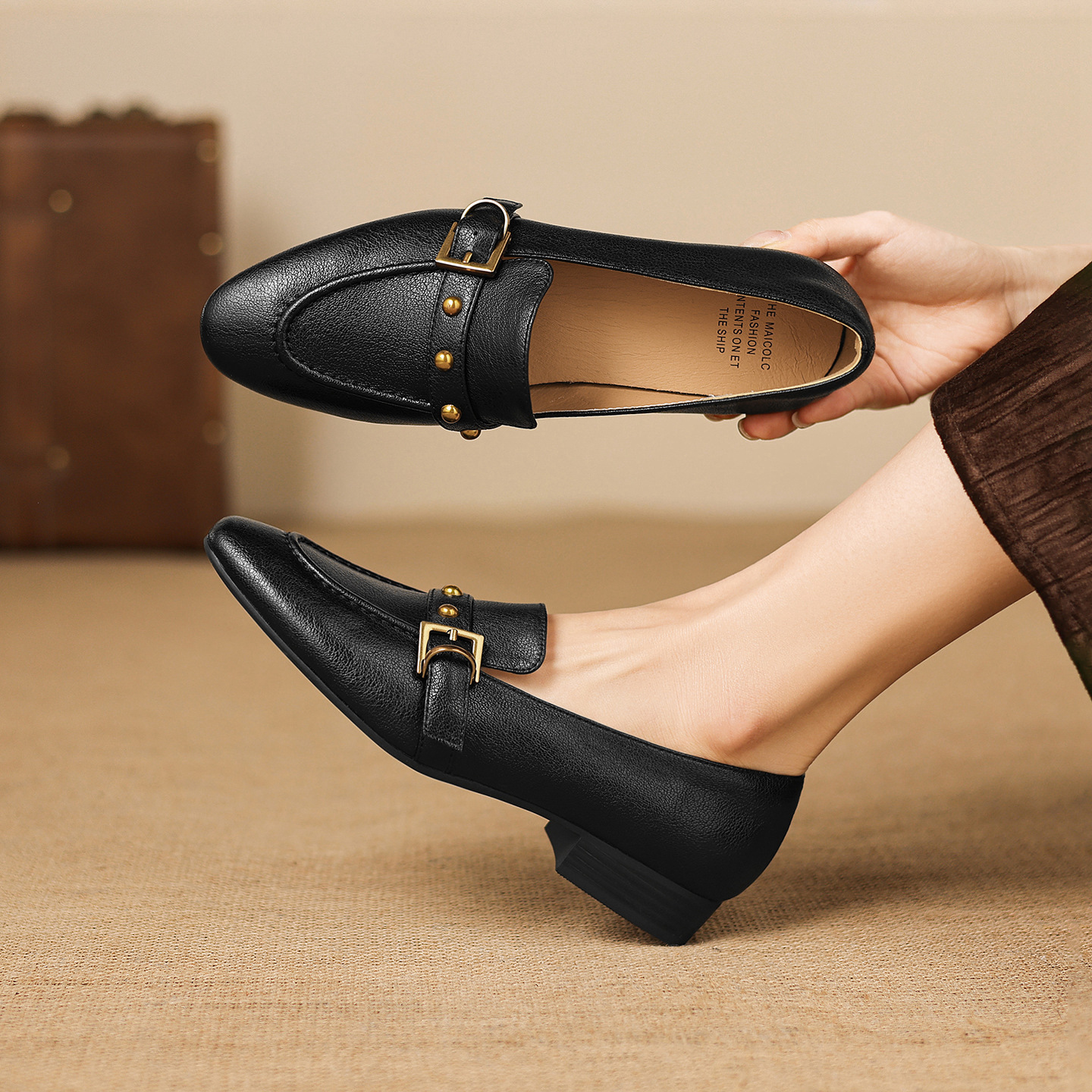 Giày da cừu loafer nữ mũi tròn gót thấp đinh tán — đen