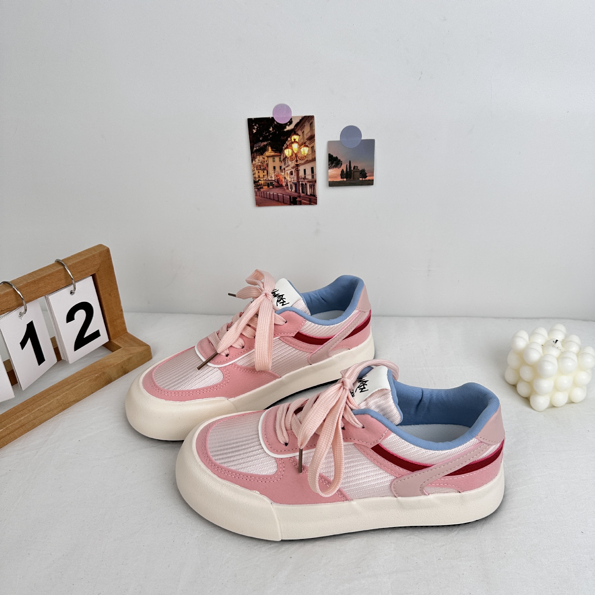 Zapatos blancos de estilo americano para mujeres 2025 primavera nuevos zapatos de skate de moda de suela gruesa para mujeres tendencia deportiva casual universal 6610