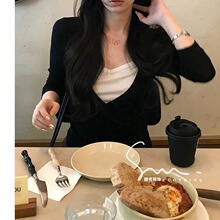 2025韩系辣妹纯欲风V领假两件长袖t恤女设计感修身显瘦打底衫上衣