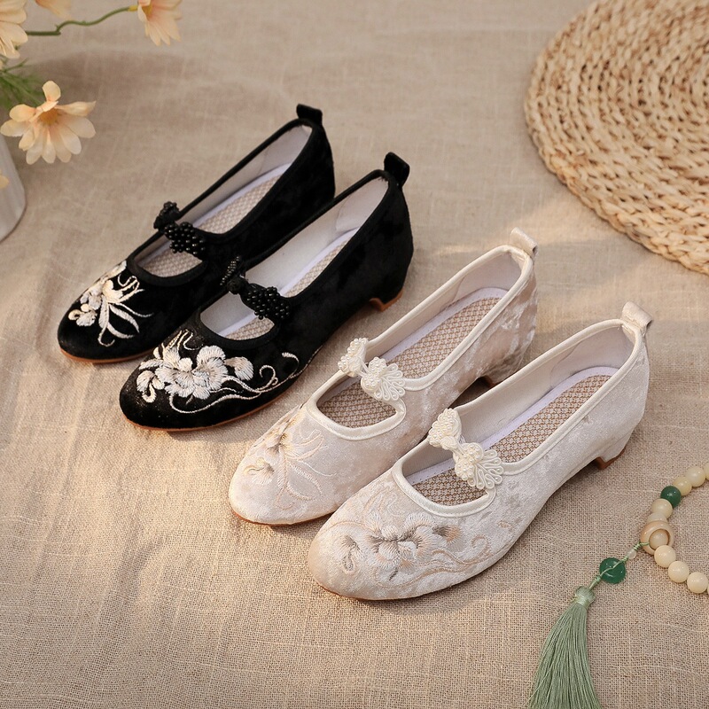[Yunrong] 2026 Spring New Product: National Style Pointed-Toe Qipao Shoes, Dance Women's Shoes, Retro Embroidered Old Beijing Cloth Shoes
