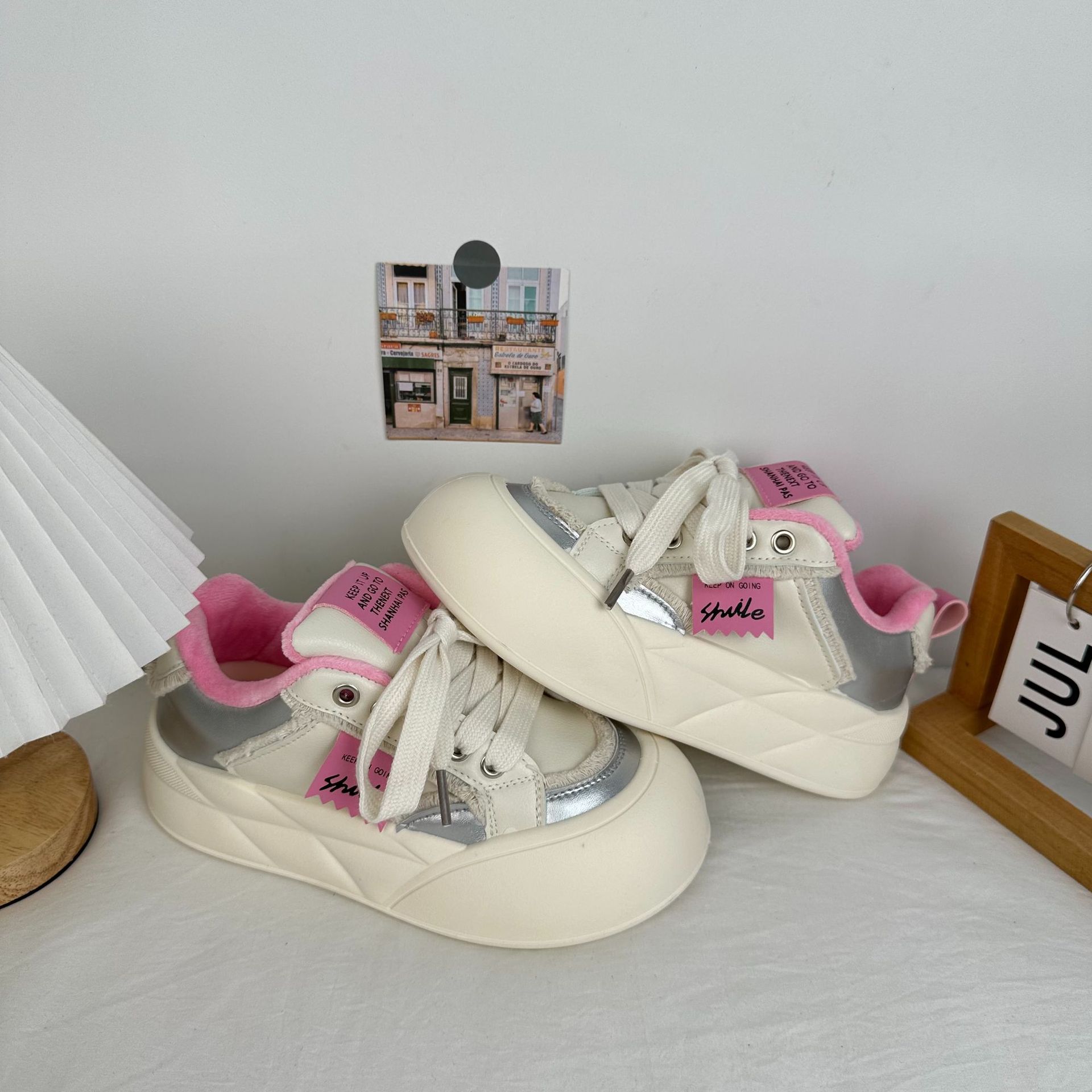 Suela gruesa más zapatos blancos de terciopelo para mujer 2024 invierno nuevo estilo zapatos casuales zapatos de pan de punta redonda zapatos de algodón cálidos gruesos