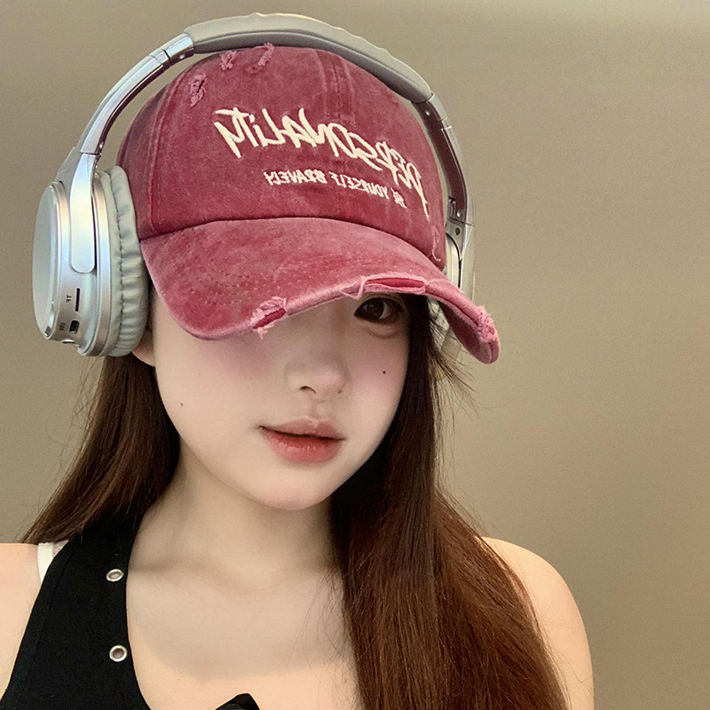 Retro de alta calidad hace viejos bordados ciruela sombrero de béisbol rojo para mujeres primavera 2025 nuevo sombrero de boca de pato cara