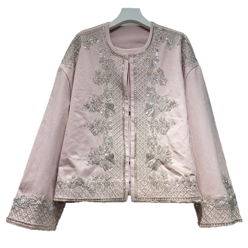 Estación europea 2026 primavera nueva moda versátil cuello redondo industria pesada clavos bordados cuentas mujeres sueltas delgadas moda femenina