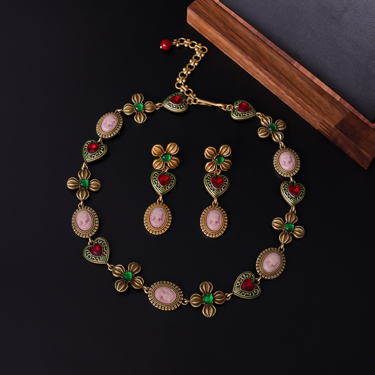 Conjunto de colar e brincos vintage com retrato coração_voghion.com