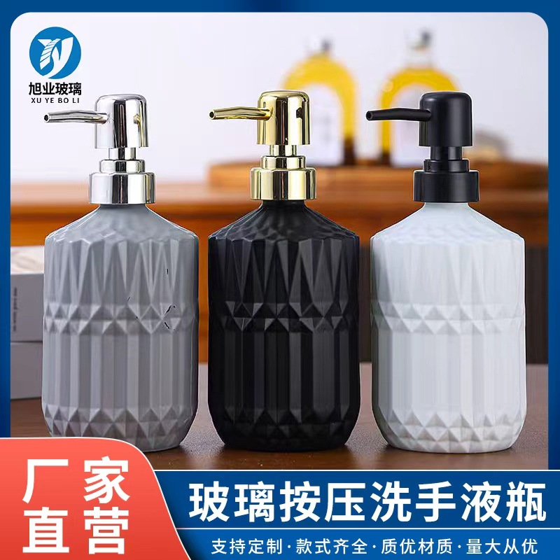 La loción de vidrio presiona la botella de desinfectante para manos, el gel de baño del Club Spa del hotel se divide en botellas de champú de 450 ML al por mayor.