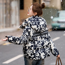 2025年冬季新款时尚印花连帽短款羽绒服潮流小个子短款连帽羽绒服