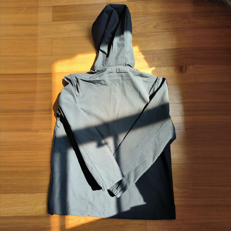 Chaqueta de concha suave estilo pareja para comercio exterior, impermeable y cortavientos con capucha.