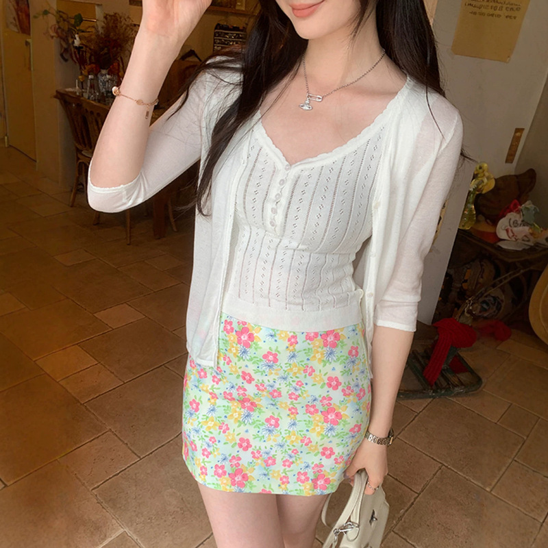 Unique and Beautiful Lace V-Neck Sleeveless Knitted Vest for Women, New Summer Style, Slim Fit, Short Outerwear Top Unique and Beautiful Lace V-Neck Sleeveless Knitted Vest for Women, New Summer Style, Slim Fit, Short Outerwear Top